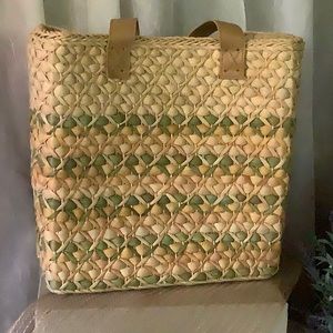 Straw Tote bag with cotton lining. Inside zippered compartment. Great size